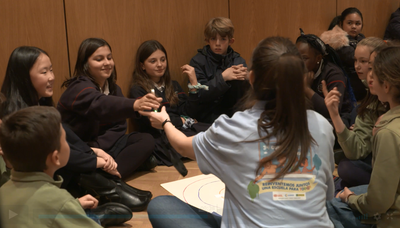 Alumnos y alumnas, con una monitora, durante el debate de uno de los grupos