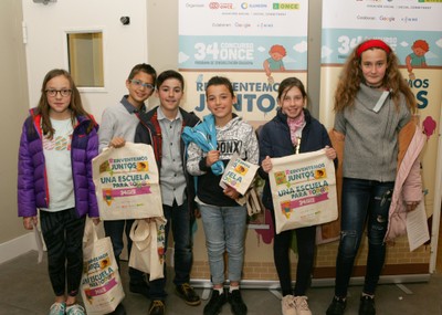 Grupo de niños y niñas participantes con el material del concurso