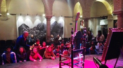 Disfrutando de uno de los montajes del Museo Flamenco