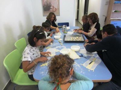 Los alumnos practican la fabricación de dulces en el taller de cocina