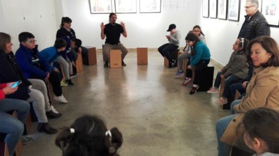 Practicando el toque con el cajón flamenco