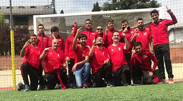 El equipo alicantino, al completo, posa feliz tras proclamarse campeón de Liga