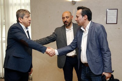 El escritor y periodista Carlos Fidalgo, jurado de Prensa impresa y digital, saluda al director de Comunicación de la ONCE, Antonio Mayor, en presencia de su jefe de Prensa, Chema Prieto