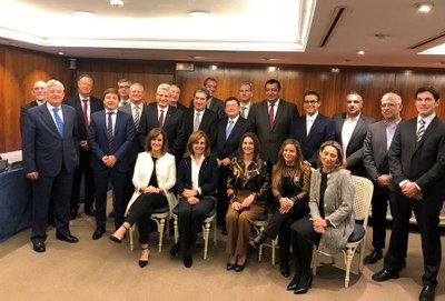 Foto de familia de los representantes españoles e iberoamericanos, en Sevilla
