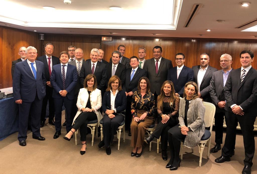Foto de familia de los representantes españoles e iberoamericanos, en Sevilla