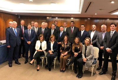 Foto de familia de los representantes españoles e iberoamericanos, en Sevilla