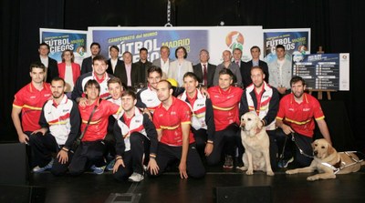 Foto de familia de nuestro seleccionado con las autoridades y con los invitados al sorteo