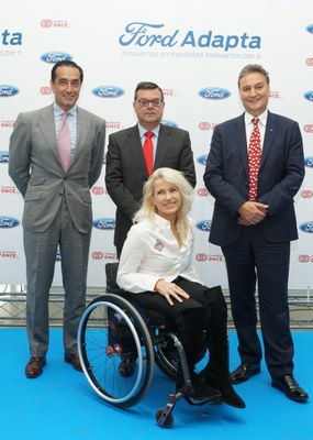 Foto de familia de todos los protagonistas del acto de presentación del programa Ford Adapta 2018