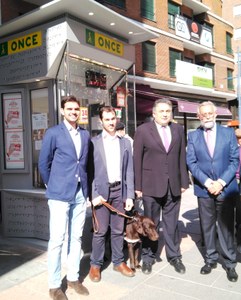 Hernández Yebra y Javier Ramos (ambos a la derecha de la imagen), en la inauguración del nuevo modelo de quiosco en Talavera de la Reina