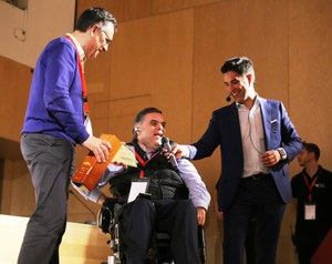 Jesús Hernández (en silla) recibe en Salamanca el galardón a Fundación ONCE