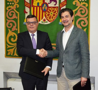 Juan Ávila (a la derecha) y Martínez Donoso estrechan sus manos tras suscribir el convenio