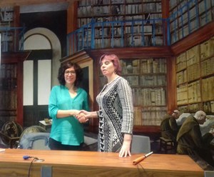 La alcaldesa Laura Rivado (a la izquierda) y Virginia Carcedo suscriben el convenio en Haro
