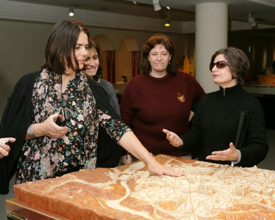 La delegación magiar reconociendo una maqueta de reconstrucción urbanística en el propio museo