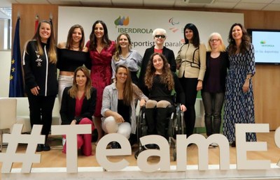 Las participantes en ambas mesas redondas posan al final del encuentro en la sede del CSD