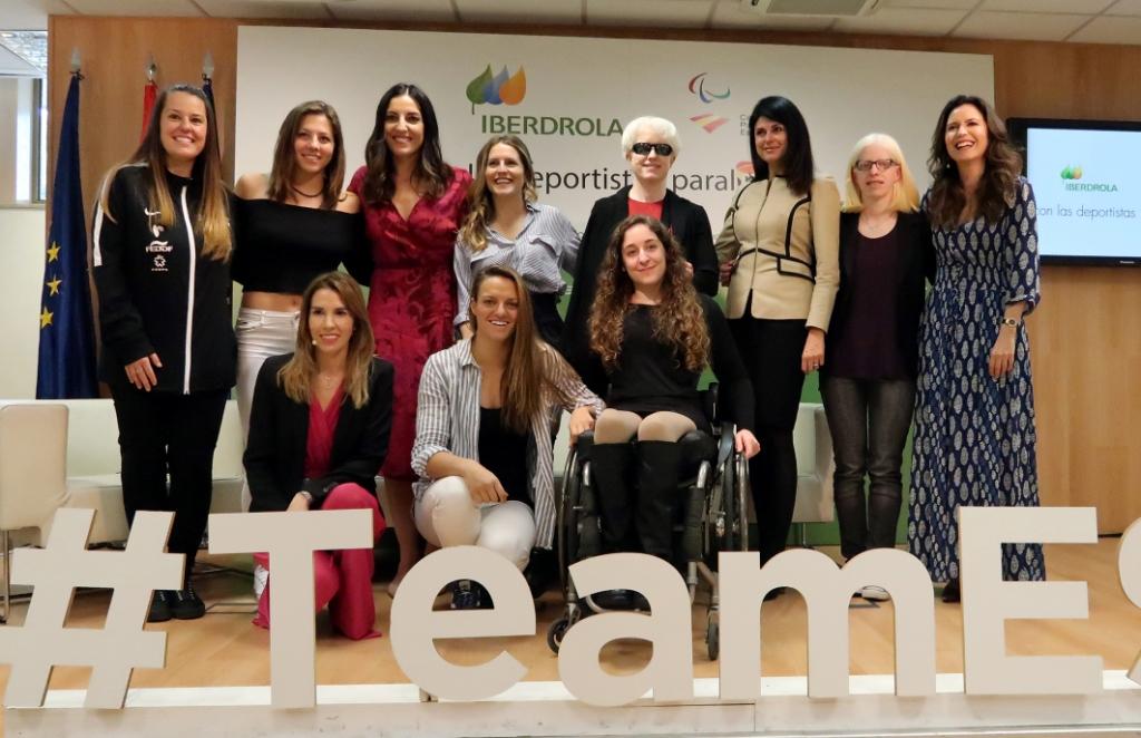 Las participantes en ambas mesas redondas posan al final del encuentro en la sede del CSD