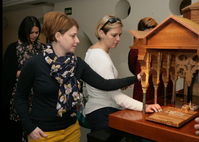 Las representantes húngaras conociendo al tacto una de las maquetas de monumentos expuestas en el Museo Tiflológico de la ONCE