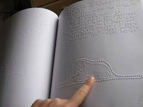 Leyendo un libro en sistema braille