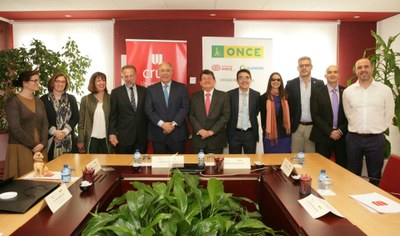Los firmantes, con sus respectivos equipos, tras la firma del convenio