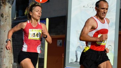 Mari Carmen Paredes, tras su guía Lorenzo Sánchez, en pleno esfuerzo