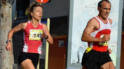 Mari Carmen Paredes, tras su guía Lorenzo Sánchez, en pleno esfuerzo