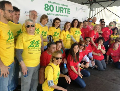 Representantes de la ONCE y de 'Corazón sin Fronteras' de Álava posan juntos tras la Carrera de los Cascabeles
