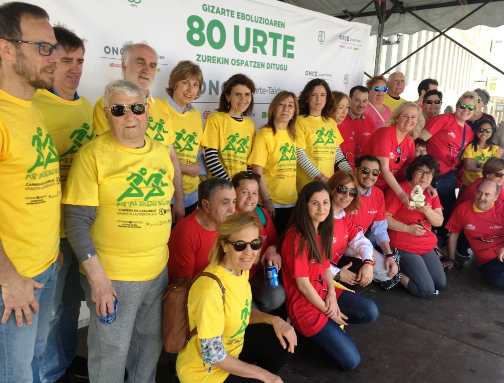 Representantes de la ONCE y de 'Corazón sin Fronteras' de Álava posan juntos tras la Carrera de los Cascabeles