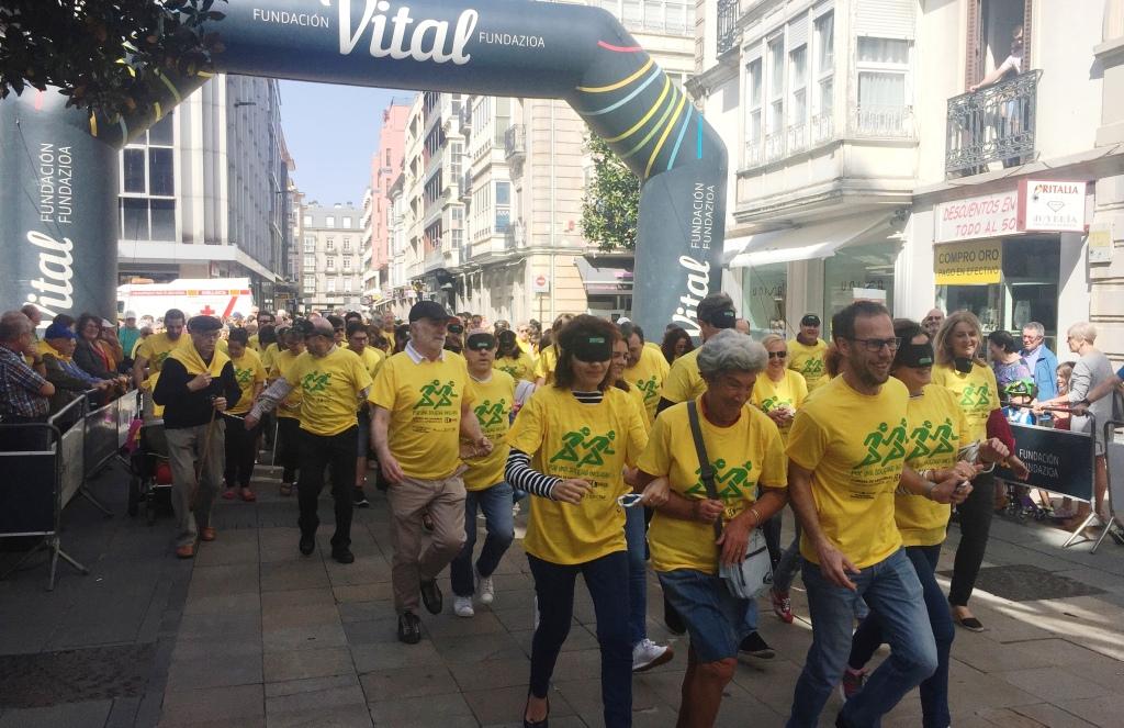 Salida de la carrera, con el presidente del Consejo Territorial de ONCE Euskadi, Javier Domínguez, en primera línea