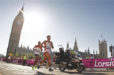 Suárez pasa junto al Parlamento de Londres durante la disputa del Maratón