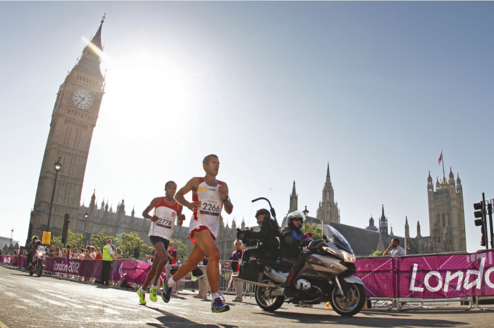 Suárez pasa junto al Parlamento de Londres durante la disputa del Maratón