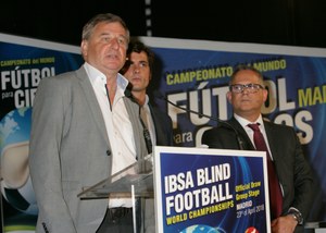 Ulrich Pfisterer se dirige a los asistentes al sorteo en presencia de Ángel Luis Gómez (a la derecha)