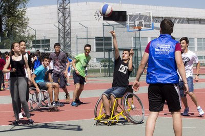 Varios jóvenes con y sin discapacidad practicando baloncesto 