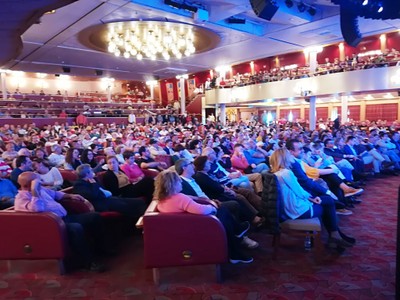 Asistentes a la asamblea informativa celebrada en uno de los auditorios del barco