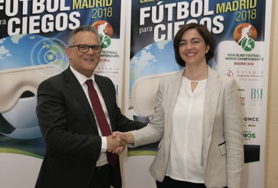 Ángel Luis Gómez y Carolina Gonzalo tras la firma del convenio