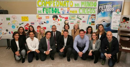 Miembros de la FEDC y del equipo docente del Colegio Sagrado Corazón