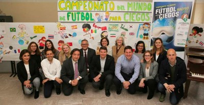 Miembros de la FEDC y del equipo docente del Colegio Sagrado Corazón