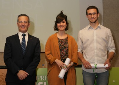 Premiados con una Mención en Internet, Claudia Frontino y Alan Ruiz, junto al Decano de la Facultad CC.II., Jorge Clemente Premiados con una Mención en Internet, Claudia Frontino y Alan Ruiz, junto al Decano de la Facultad CC.II., Jorge Clemente