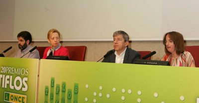 Taller previo al acto impartido por el periodista ciego Luis Zaragoza, la profesora de la Facultad y directora de Infoactualidad, Yolanda Martínez, el director de Comunicación de la ONCE, Antonio Mayor, y la periodista sorda, Vicky Bendito. 