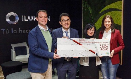 Andrés Ramos (segundo por la izquierda) recoge el cheque del que le hacen entregan trabajadores de ILUNION