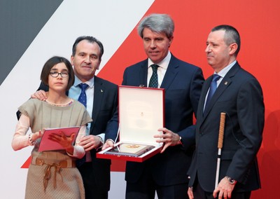 De izda a dcha. Beatriz García, Luis Natalio Royo, Ángel Garrido y Luiz Miguel López recogiendo en galardón