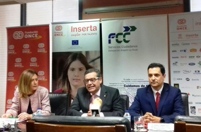 De izquierda a derecha, Lorena Basols, Ignacio Escanero y Carmelo Jiménez presentan los resultados de su colaboración