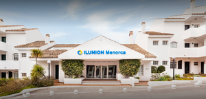 Entrada principal al apartahotel de ILUNION en Menorca