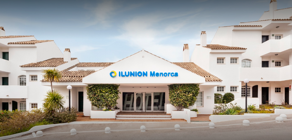 Entrada principal al apartahotel de ILUNION en Menorca