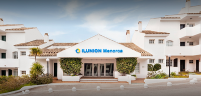 Entrada principal al apartahotel de ILUNION en Menorca