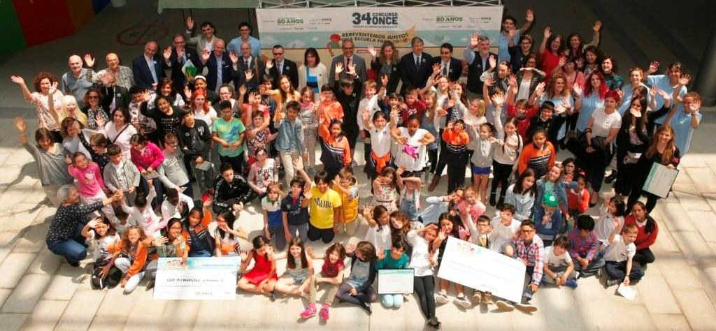 Foto aérea de todos los 150 escolares, profesores, jurado nacional e invitados al acto 