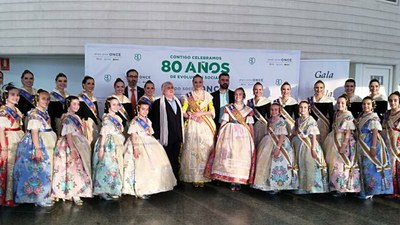 Responsables de la ONCE y del Ayuntamiento junto a las falleras y damas de honor