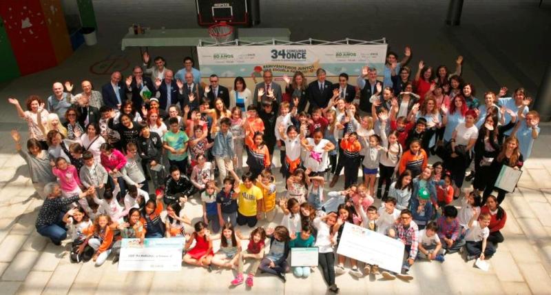 Foto de familia de los alumnos ganadores de Madrid junto a profesores, responsables de la ONCE y miembros del jurado tras el acto