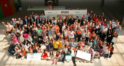 Foto de familia de los alumnos ganadores de Madrid junto a profesores, responsables de la ONCE y miembros del jurado tras el acto