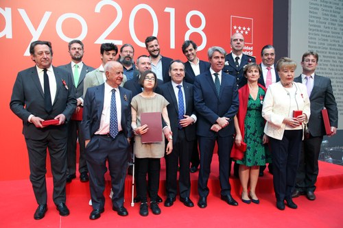 Foto de familia de todos los premiados con el presidente en funciones de la CAM, Ángel Garrido
