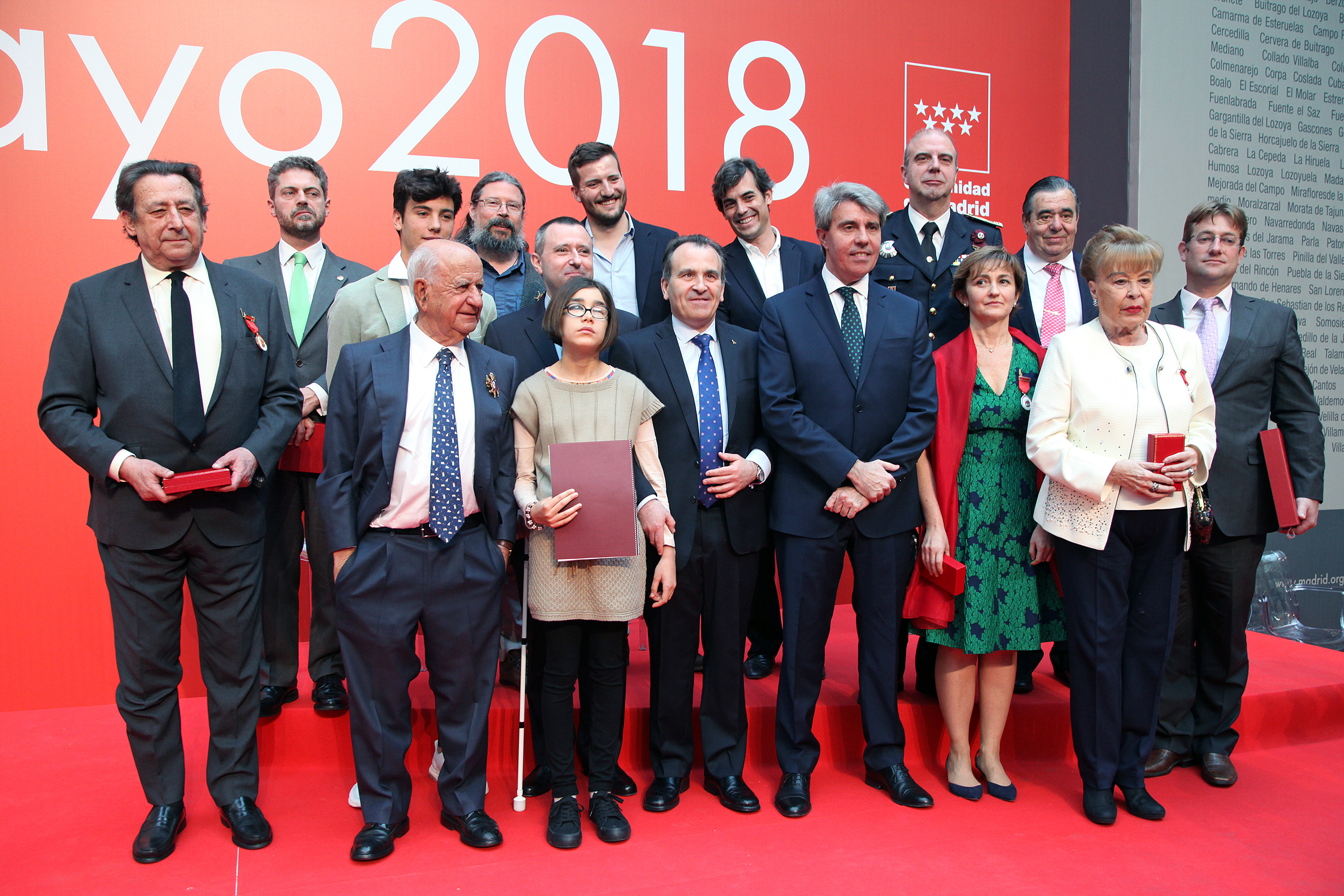 Foto de familia de todos los premiados con el presidente en funciones de la CAM, Ángel Garrido