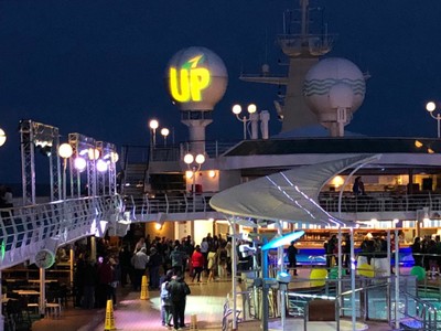 Fiesta nocturna en la cubierta del crucero